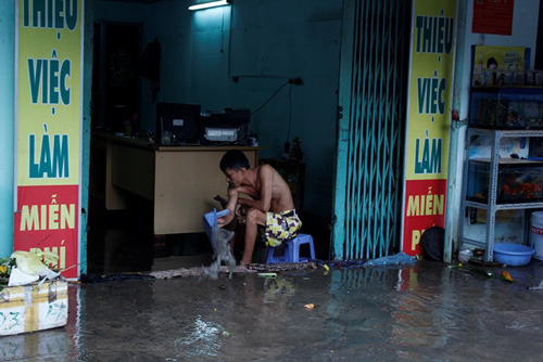 TP.HCM:[-]Đường[-]biến[-]thành[-]sông,[-]kẹt[-]xe[-]hàng[-]giờ[-]sau[-]cơn[-]mưa[-]lớn